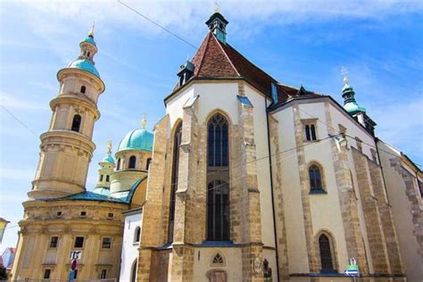 Interno della Cattedrale di Graz con altare maggiore barocco e architettura gotica