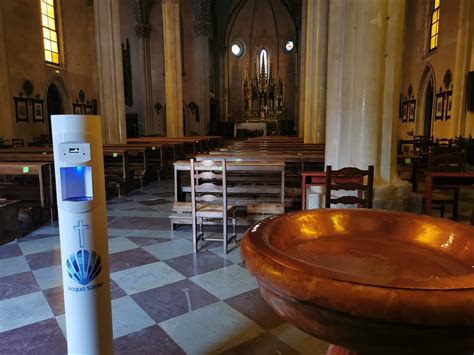Tematica foto di un'acquasantiera con acqua santa in una chiesa