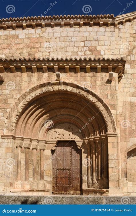Dettaglio del portale romanico dell'Abbazia con iscrizione