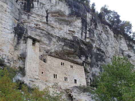 Le grotte eremitiche a picco sull'Abbazia