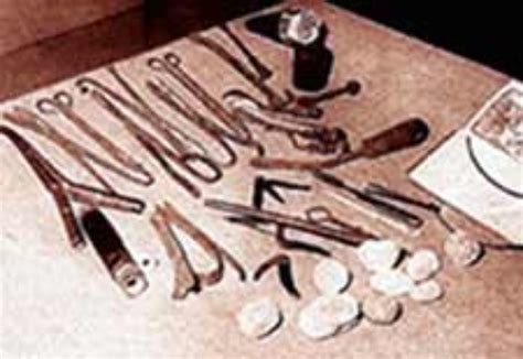 Reperti e strumenti medici esposti nel Museo della Scuola Chirurgica