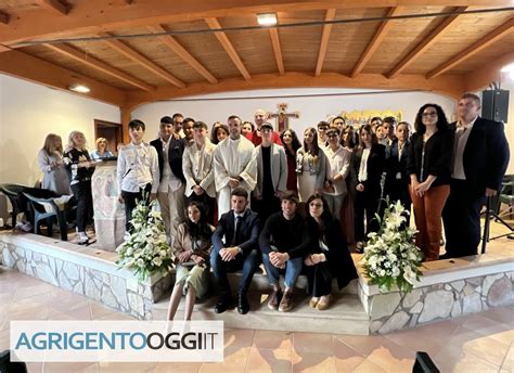 Foto di giovani che ricevono il sacramento della Cresima