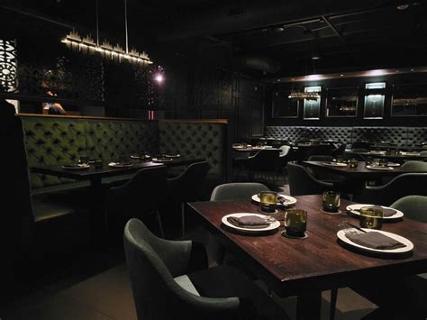 pizzeria moderna con clienti a tavola e atmosfera accogliente