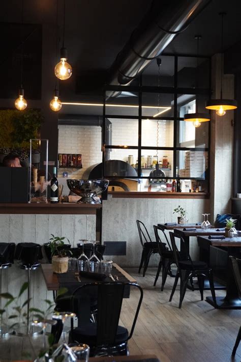 pizzeria in stile industriale con mattoni a vista e dettagli in ferro