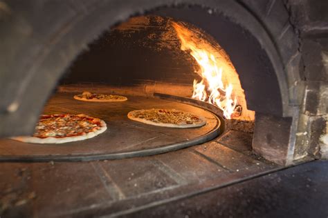 forno a legna tradizionale in una pizzeria, con mattoni a vista