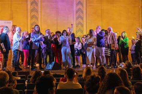Partecipanti e giudici di un concorso canoro sul palco