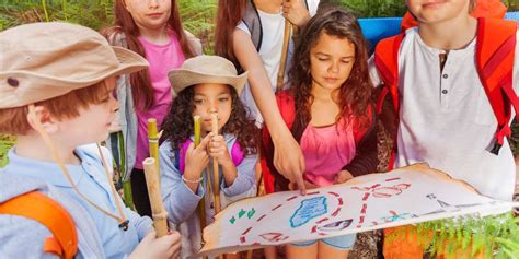 Famiglie e bambini che partecipano a una caccia al tesoro all'aperto