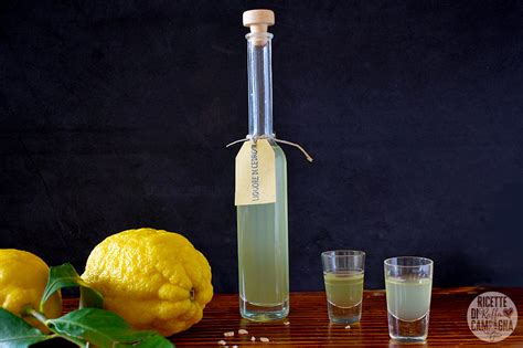 Infografica con i passaggi per la preparazione del liquore al cedro o bottiglie di liquore al cedro