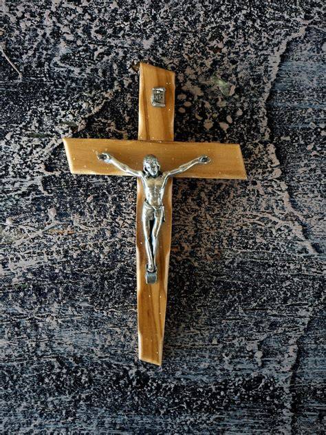 Foto di una croce in metallo sul tetto di una chiesa