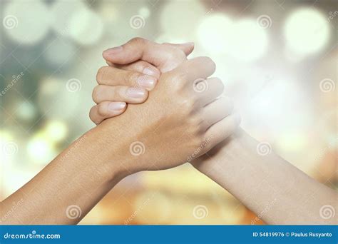 Mani che si uniscono o si accolgono, simbolo di misericordia e accoglienza