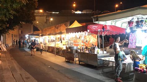 Foto delle bancarelle e della fiera durante la festa patronale