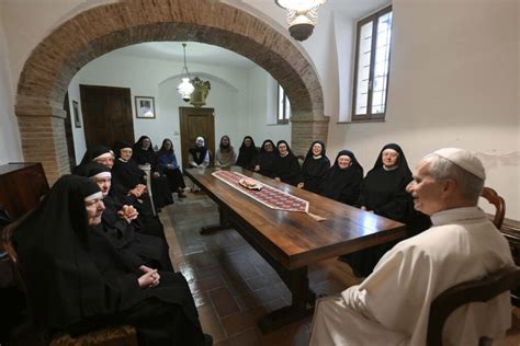 Suore in preghiera in un chiostro