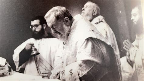 Foto storica di Padre Pio con i confratelli a San Giovanni Rotondo
