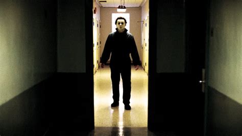 Locandina del film Halloween: La Resurrezione con Michael Myers e i partecipanti al reality show