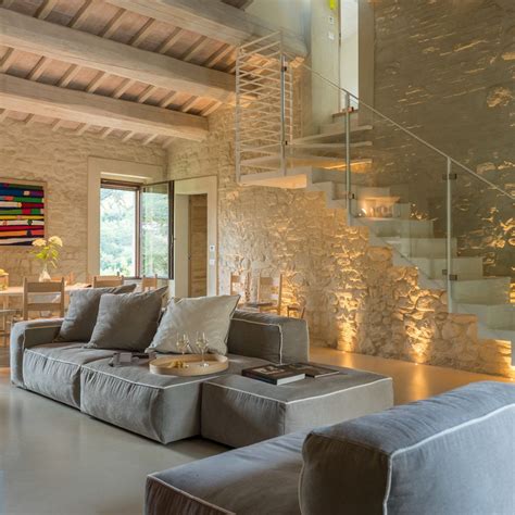 Interno di una suite dell'agriturismo, con dettagli rustici e moderni