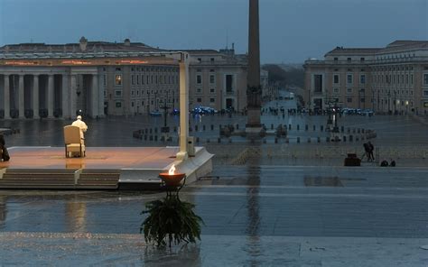 Papa Francesco mentre presiede un momento di preghiera in Piazza San Pietro vuota durante la pandemia