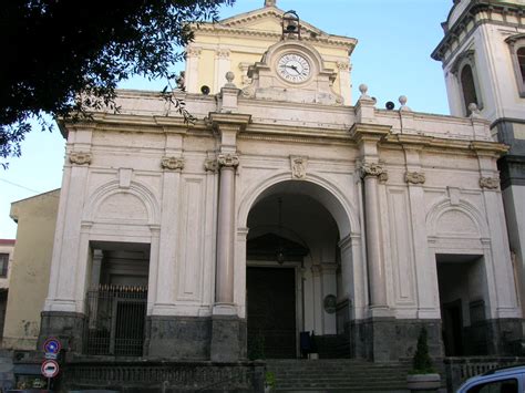 Foto della cattedrale di Castellammare di Stabia durante un funerale.