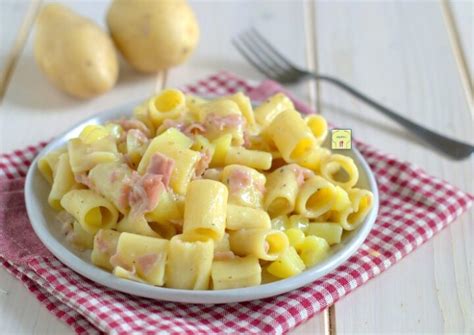 Foto evocativa di un piatto di pasta e patate fumante