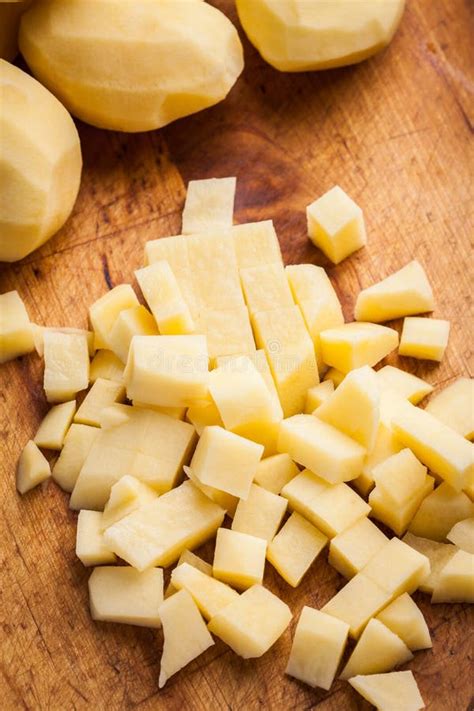 Foto ravvicinata delle patate tagliate a cubetti in padella