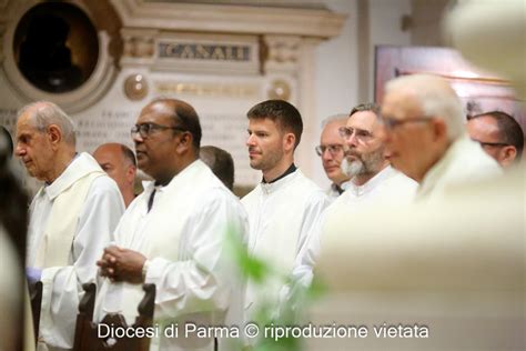Foto ritratto di Carla Mantella o logo della Diocesi di Parma