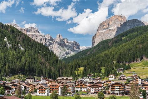 Panoramica delle Dolomiti e del paese di Canazei