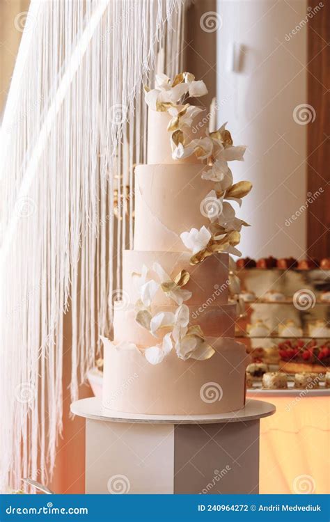 Torta nuziale elegantemente decorata con fiori e dettagli
