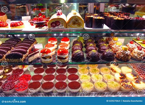 Vetrina di negozio di articoli per pasticceria con stampi e ingredienti
