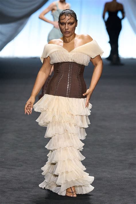foto sfilata Jean Paul Gaultier anni '80 con rosari