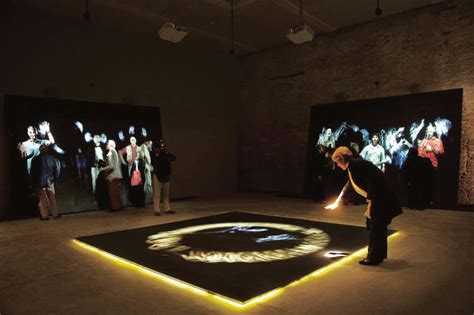 Installazione multimediale interattiva di Studio Azzurro che mostra l'interazione del pubblico con gli schermi