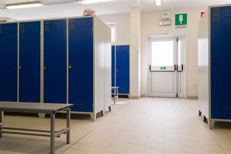 Interno degli spogliatoi riqualificati o vista dei servizi del centro sportivo