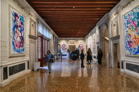 Dettaglio di decorazioni a stucco e marmi policromi nel salone di Palazzo Grimani