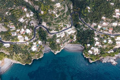 Foto panoramica di una moderna stazione di servizio lungo una strada costiera salentina