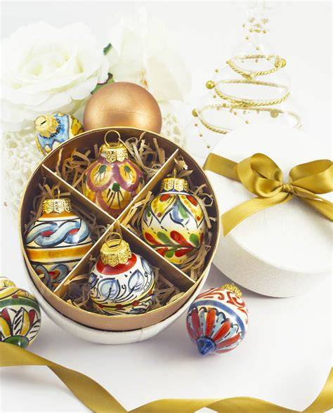 Varietà di palline di Natale in ceramica, alcune decorate e altre grezze