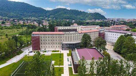 Edificio moderno del Campus di Mompiano a Brescia