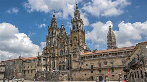 Veduta panoramica della Cattedrale di Santiago de Compostela durante le celebrazioni estive