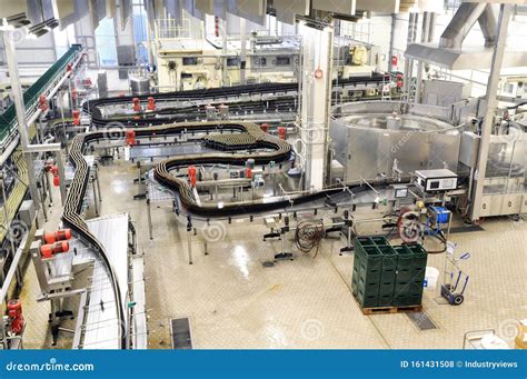 Foto di un moderno stabilimento di produzione alimentare con macchinari all'avanguardia