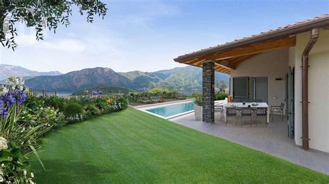 Render o foto di villa con piscina e giardino, pannelli solari e porticato