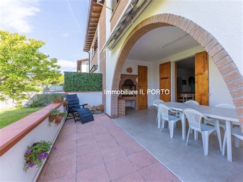 Foto di villetta a due livelli con patio esterno e balcone