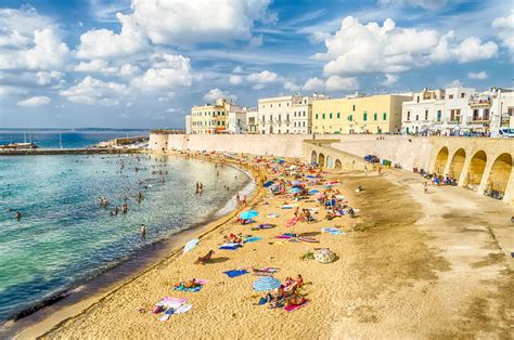 Foto panoramica del centro storico di Gallipoli con il ponte e il mare