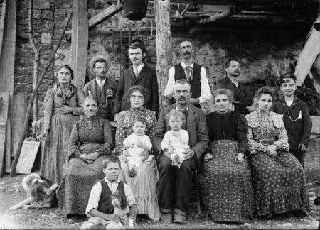 Foto storica di una famiglia italiana dei primi del '900