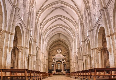 Interno della chiesa dell'Abbazia di Casamari con enfasi sull'architettura gotico-cistercense