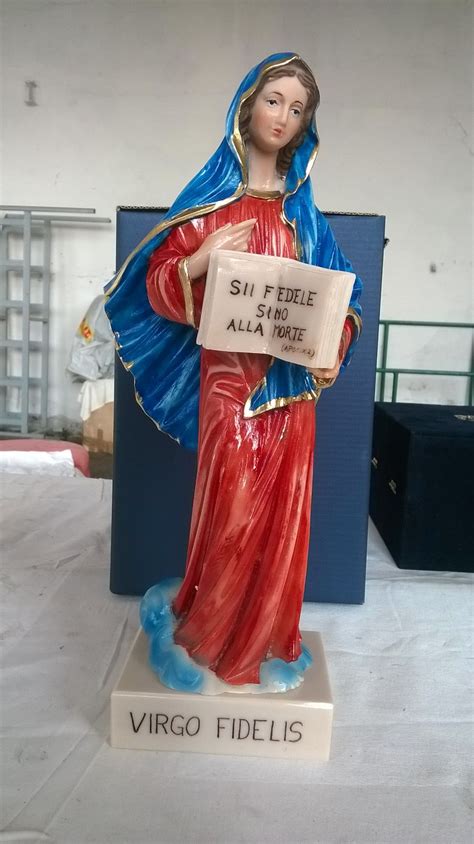 Statua della Virgo Fidelis raffigurata mentre legge la Sacra Scrittura