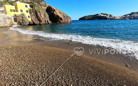 Veduta panoramica della Spiaggia di Santa Maria con mare turchese e scogliere