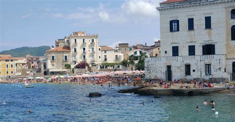 Foto del pittoresco borgo di Santa Maria con case colorate e porticciolo