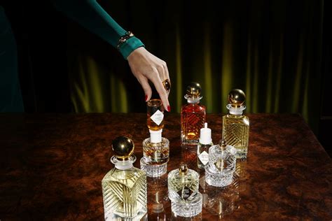 Immagine di flaconi di profumo iconici che contengono note di mughetto.