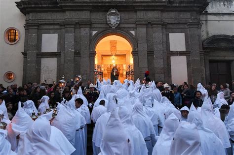 rappresentazione di una processione religiosa o di un rito penitenziale