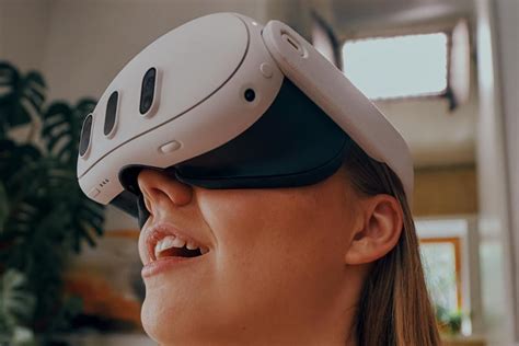 Persona che indossa visori VR, con sfondo che simula il paesaggio lunare o il lancio di un razzo, ambientato al Sacro Monte di Varese