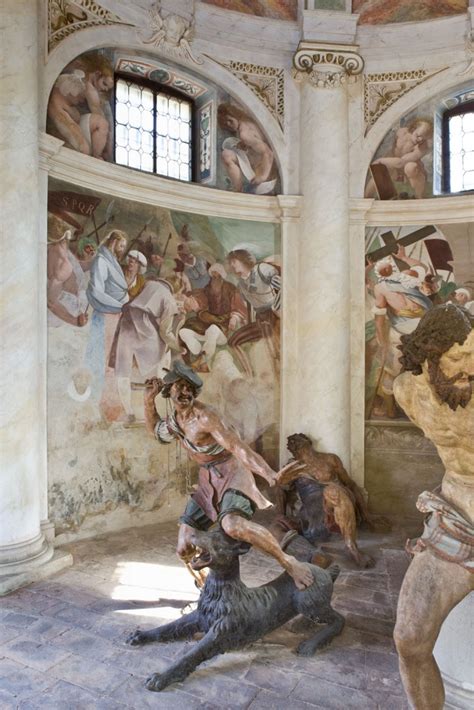 Dettaglio di una delle cappelle del Sacro Monte con affreschi interni o statue