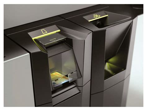 Rendering o foto di casse automatiche moderne installate in un contesto storico come un atrio