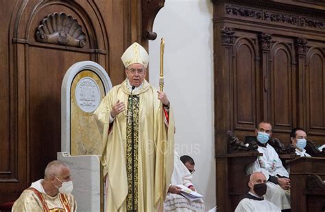 Vescovo Giovanni Cirulli annuncia il decreto sulla sospensione di padrini e madrine